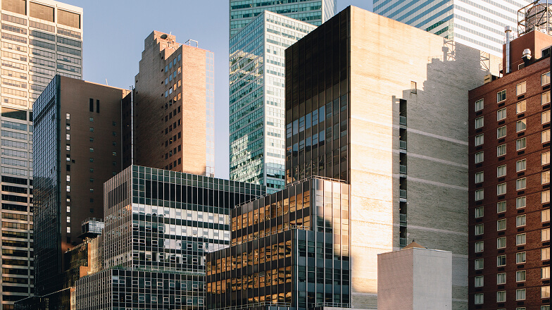 O panorama de uma cidade ao entardecer.